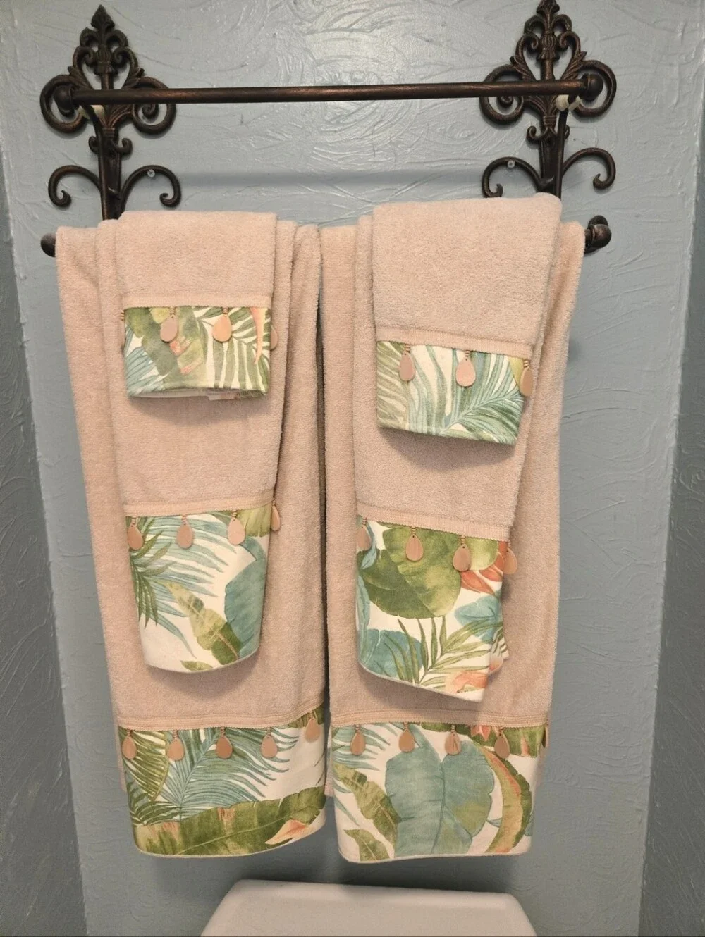 Avanti Linens Beige Tropical Print Decorative Bath Towel Set 6-pc Set.